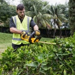 DEWALT DCM563P1 Cordless Hedge Trimmer 18 Volt 1 X 5.0Ah - DEWDCM563P1 7 DEWALT DCM563P1 Cordless Hedge Trimmer 18 Volt 1 X 5.0Ah - DEWDCM563P1 -OUTSUNNY Sales Shop d e dewdcm563p1 1